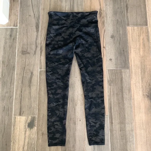 NEW Spanx faux leather leggings camo Size Small